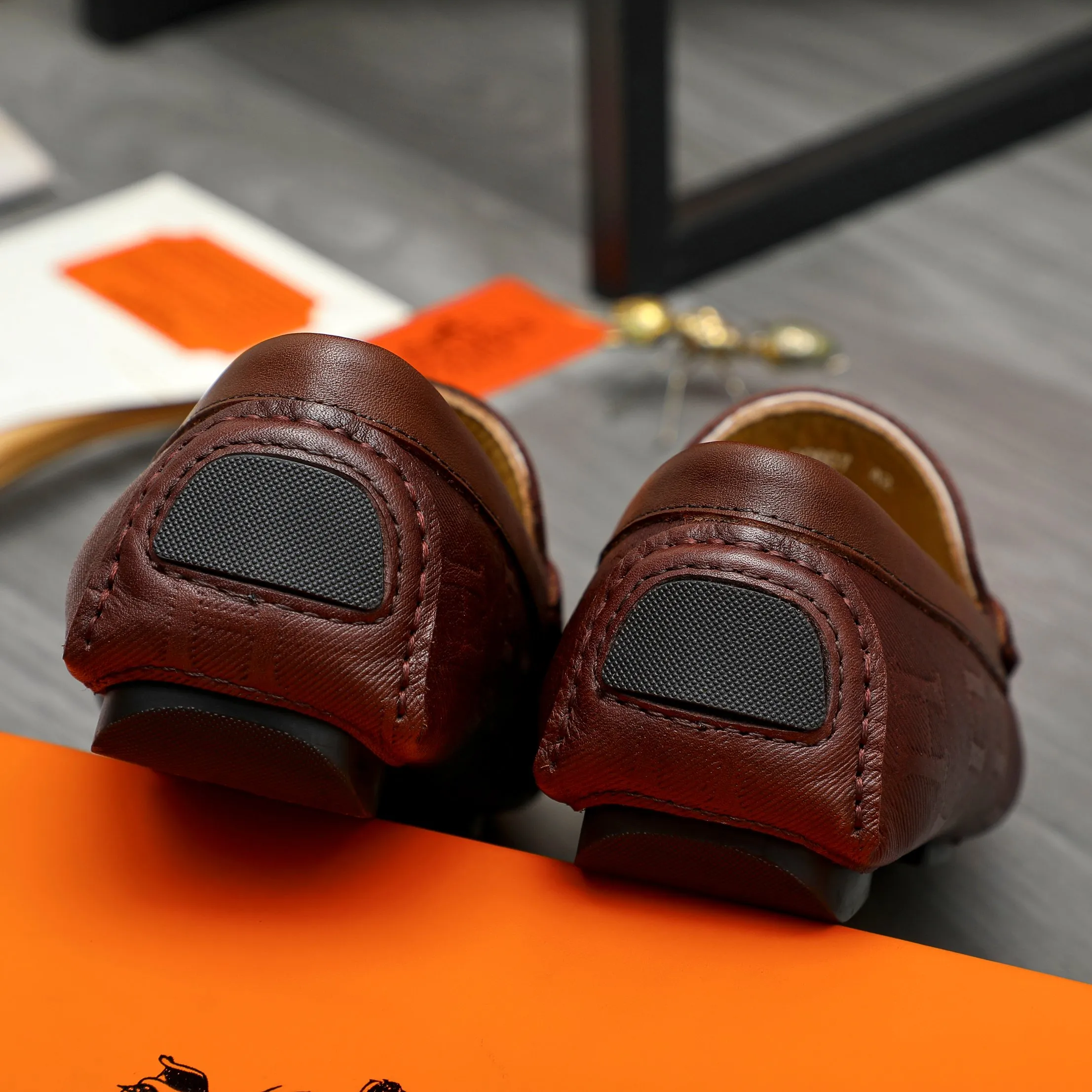 Men's shoes 💰p420 Product trademark: HERMES "Hermes" casual slip-on men's shoes Regular size: 38-44 Product materials: Selected embossed cowhide upper, sheepskin lining, original rubber outsole